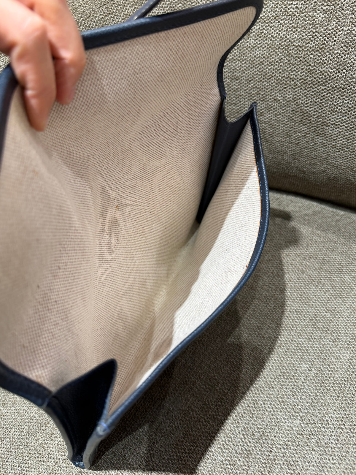 Pochette en cuir bleu nuit juge Hermès - pochon fourni 29/10