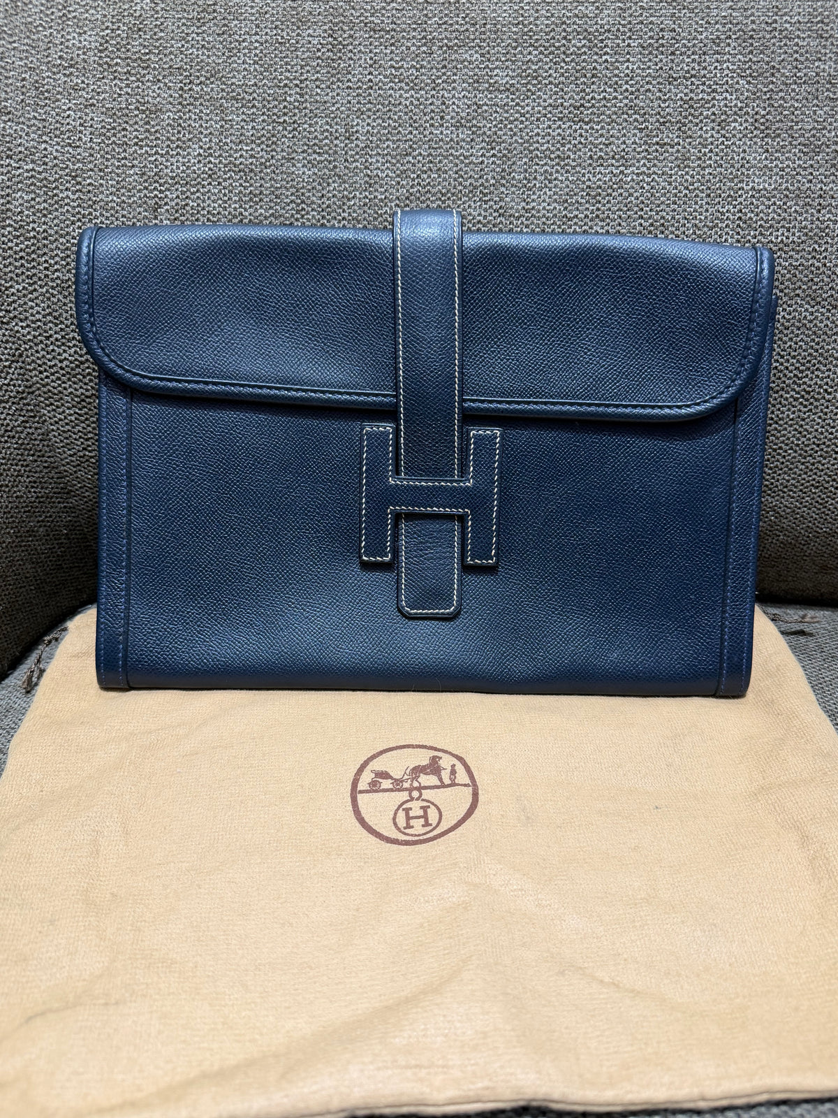 Pochette en cuir bleu nuit juge Hermès - pochon fourni 29/10