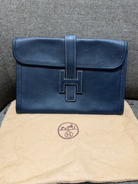 Pochette en cuir bleu nuit juge Hermès - pochon fourni 29/10